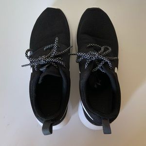 Women’s Nike Roshes. Size 7.5.